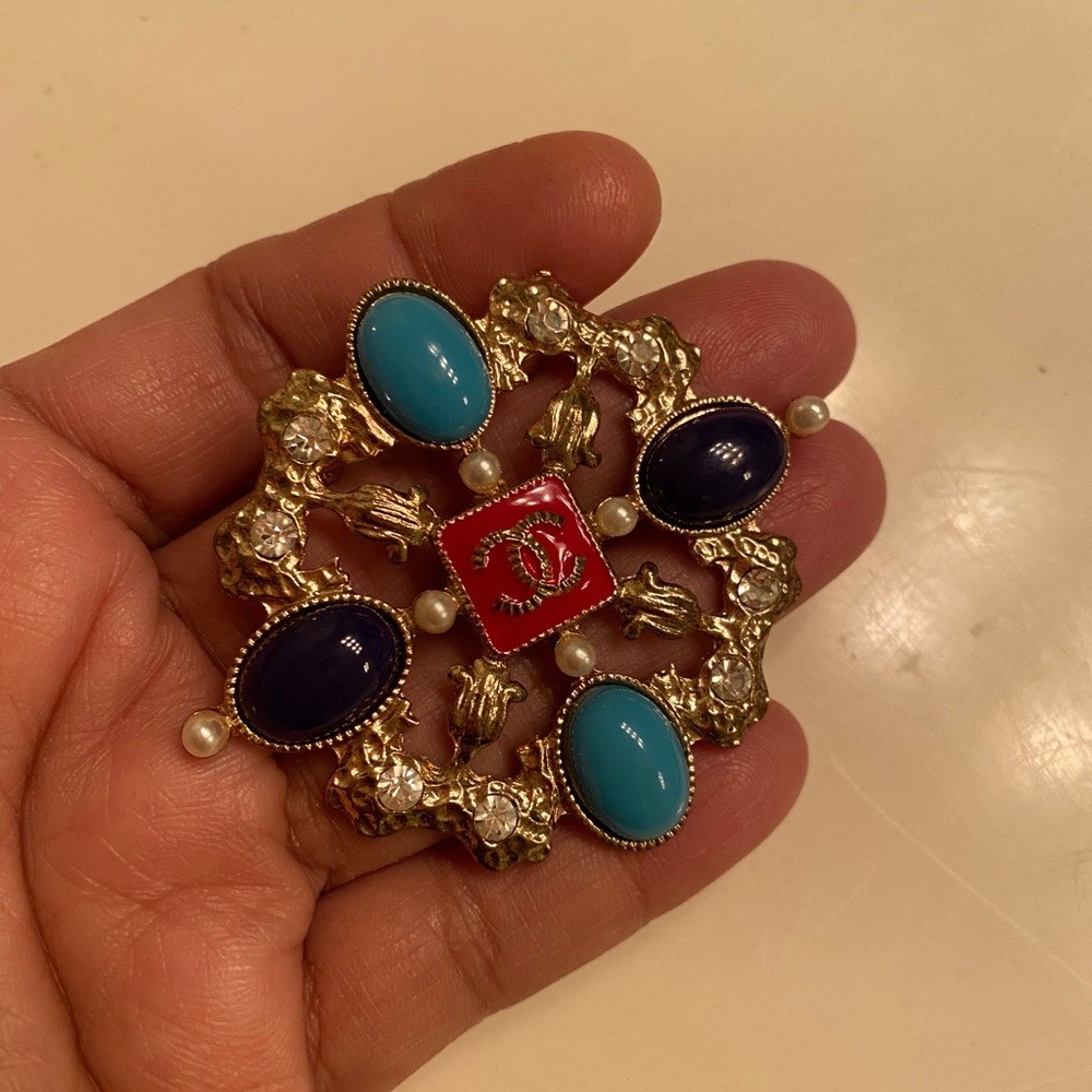 COPY - Cute channel fashion brooche